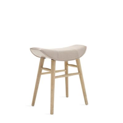 Kya Sitzhocker von Freifrau Manufaktur: Moderner Hocker mit beigem Lederbezug und hellem Holzgestell.